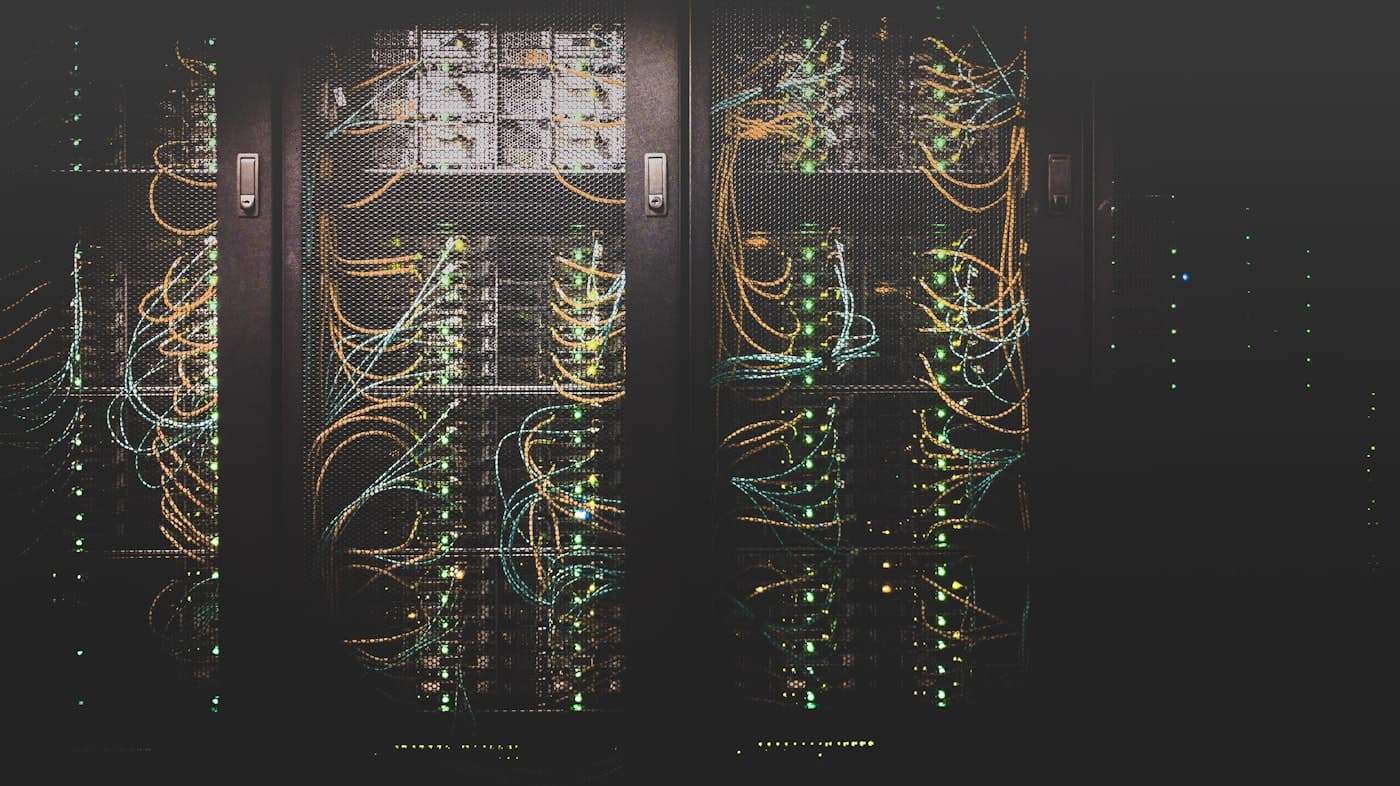 Racks de servidores e cabeamento de infraestrutura em nuvem